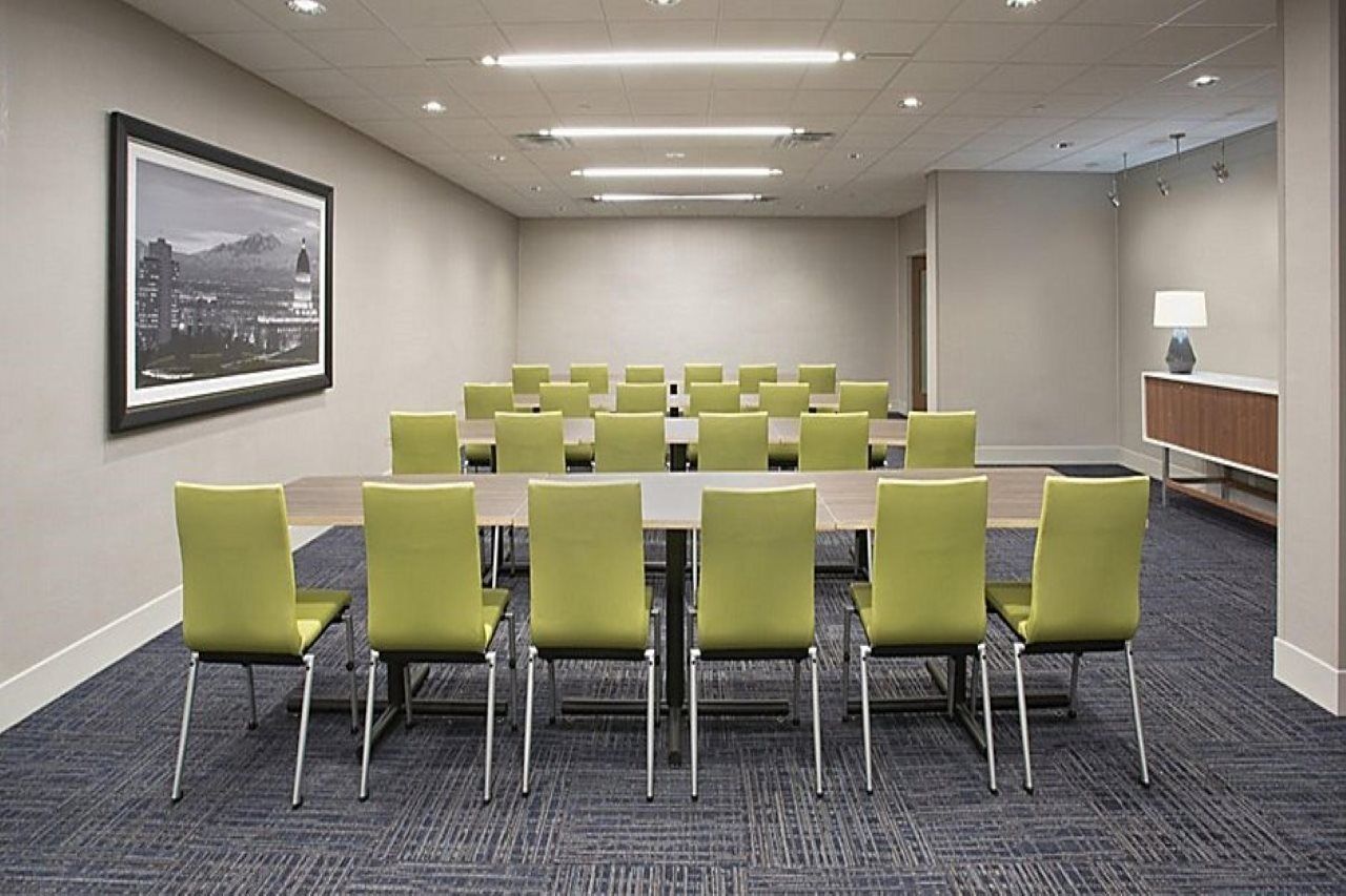 Holiday Inn Express & Suites - Kingfisher, An Ihg Hotel Екстериор снимка